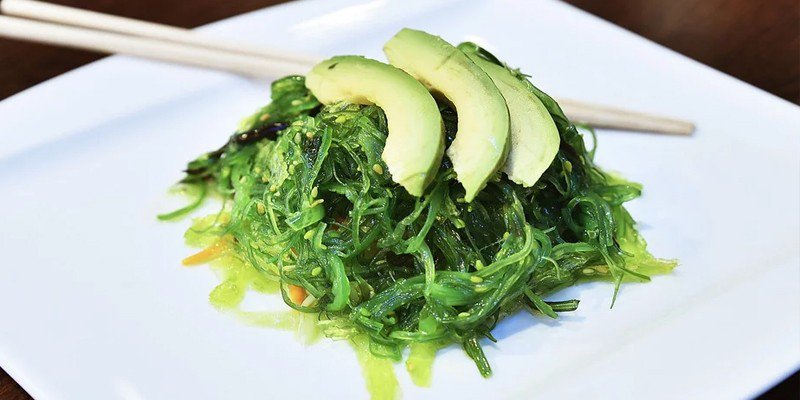 seaweed salad with avocado