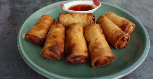 How Long Do Egg Rolls Last? (Cooked & Uncooked) - Pantry Tips